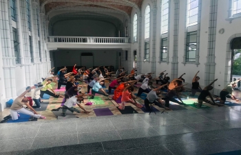 Como parte de AKAM y previo al Dia Internacional del Yoga, la Embajada organizo una sesion de Yoga en el Parque Infantil y la Universidad Central de Venezuela en Caracas, que conto con una participacion entusiasta.